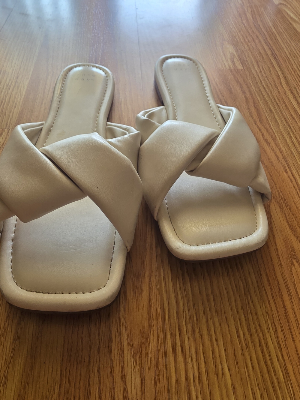 Women’s Twist Strap Slide Sandals in Cream
